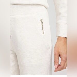 🌷CHICO’S ZENERGY HEATHERED ANKLE PANTS NWT SZ 3 (16/XL)
Color ECRU